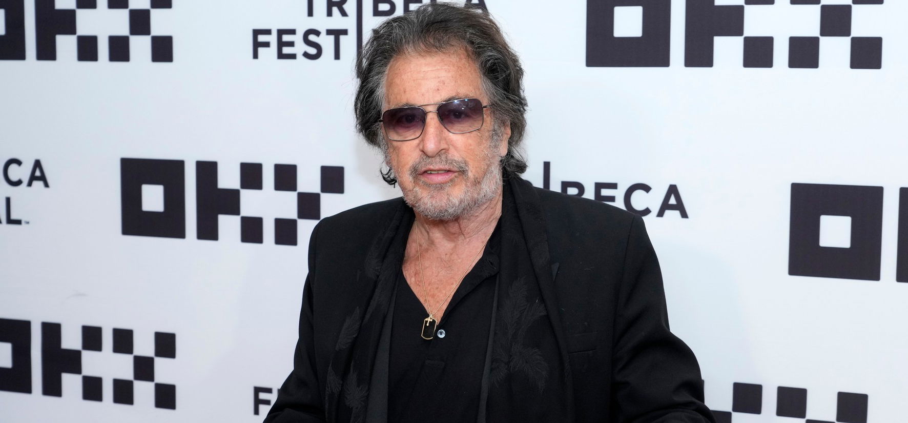 Al Pacino a dögös, 28 éves barátnőjével vacsorázott, de egy rajongó tette fel a habot a tortára