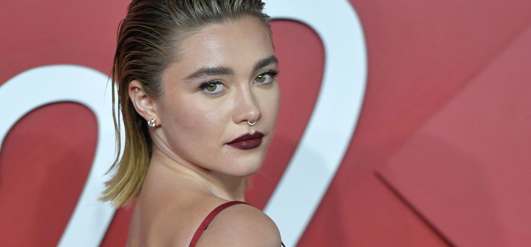 Florence Pugh oldalcicit villantott a vörös szőnyegen, teljesen ellopta a show-t