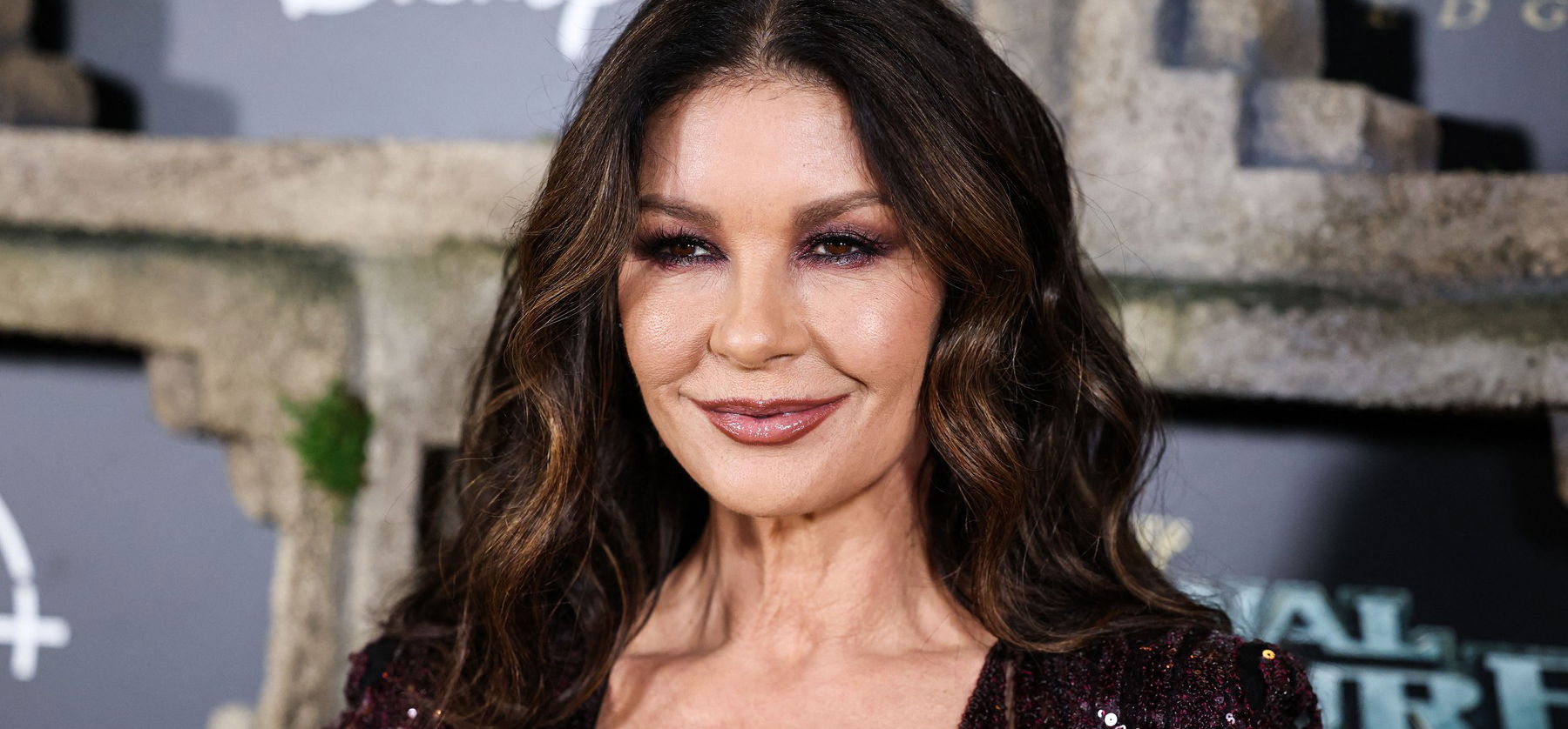 Catherine Zeta-Jones gigadekoltázzsal hódított a premieren, mindenki az 53 éves sztárt bámulta