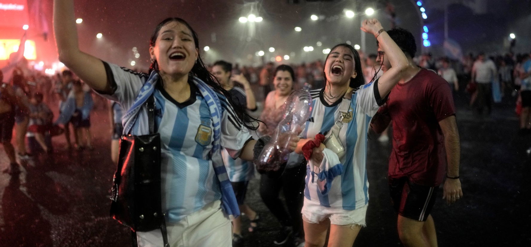 Argentínában szakadó esőben buliztak a szurkolók