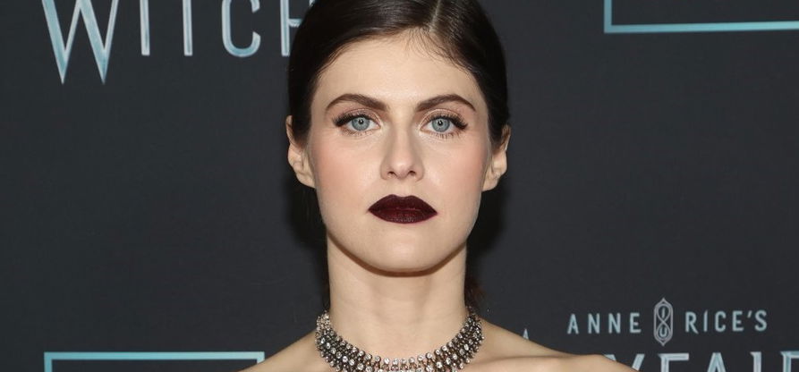 A csodaszép Alexandra Daddario simán Wednesday is lehetne ebben a gótos szerelésben