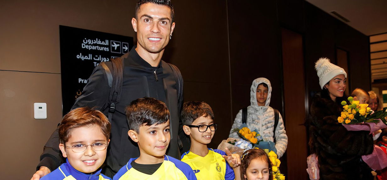 A szokásos őrület van Cristiano Ronaldo körül – fotókon mutatjuk be a szaúd-arábiai mindennapjait