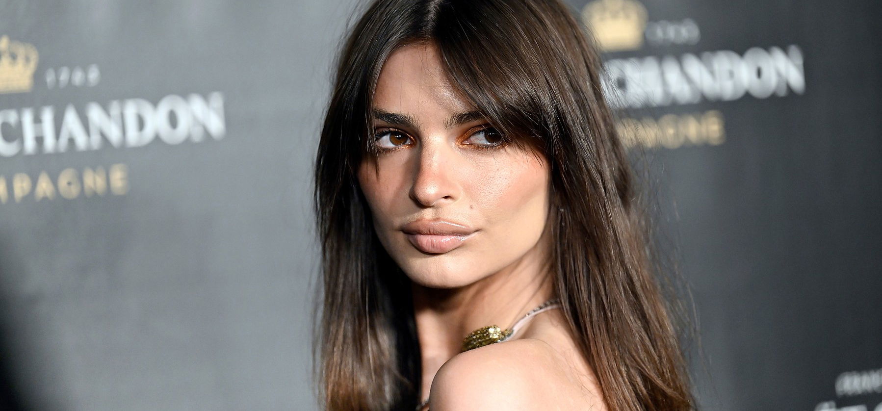 A saját pucér fotóját tolták Emily Ratajkowski orra elé, ő pedig teljesítette a lelkes rajongó kívánságát