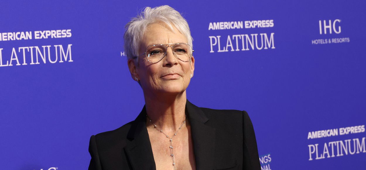 A 64 éves Jamie Lee Curtis olyan gigadekoltázst villantott, hogy mindenki csak nézett