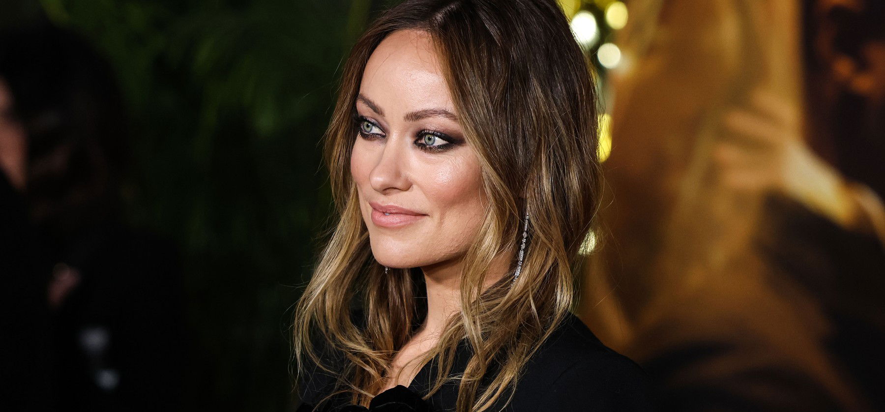 Olivia Wilde mellbimbói nem bírnak magukkal, átütik a felsőjét