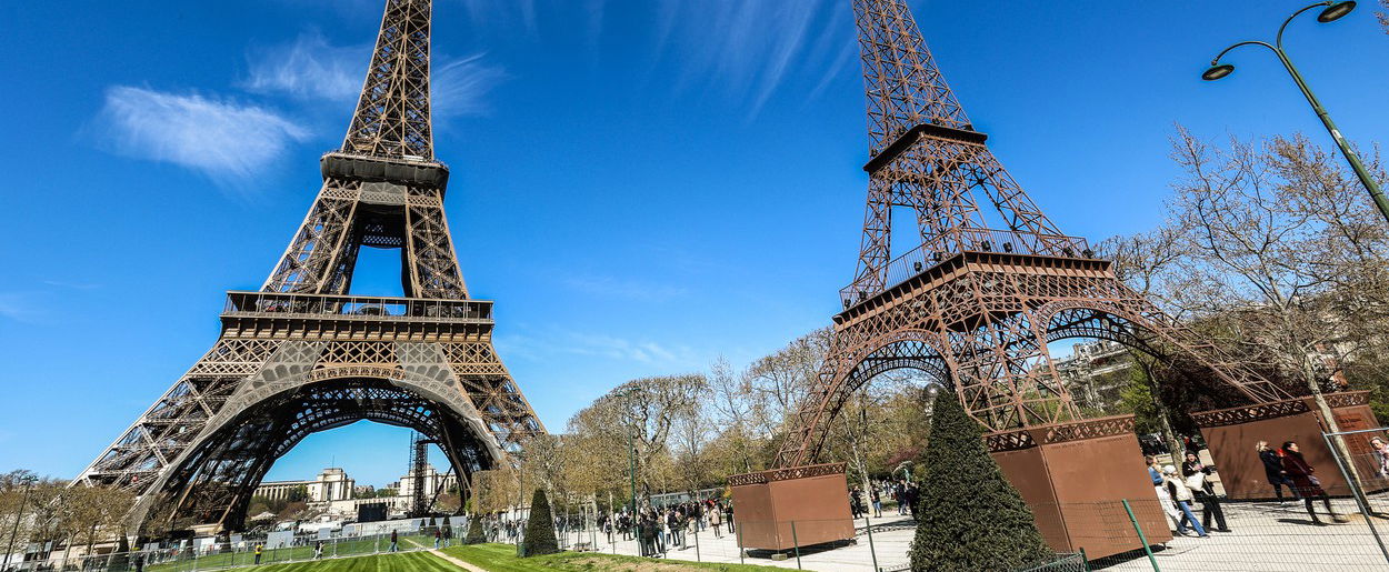 Meghökkentő építmény jelent meg az Eiffel-torony mellett, a franciák köpni-nyelni nem tudtak