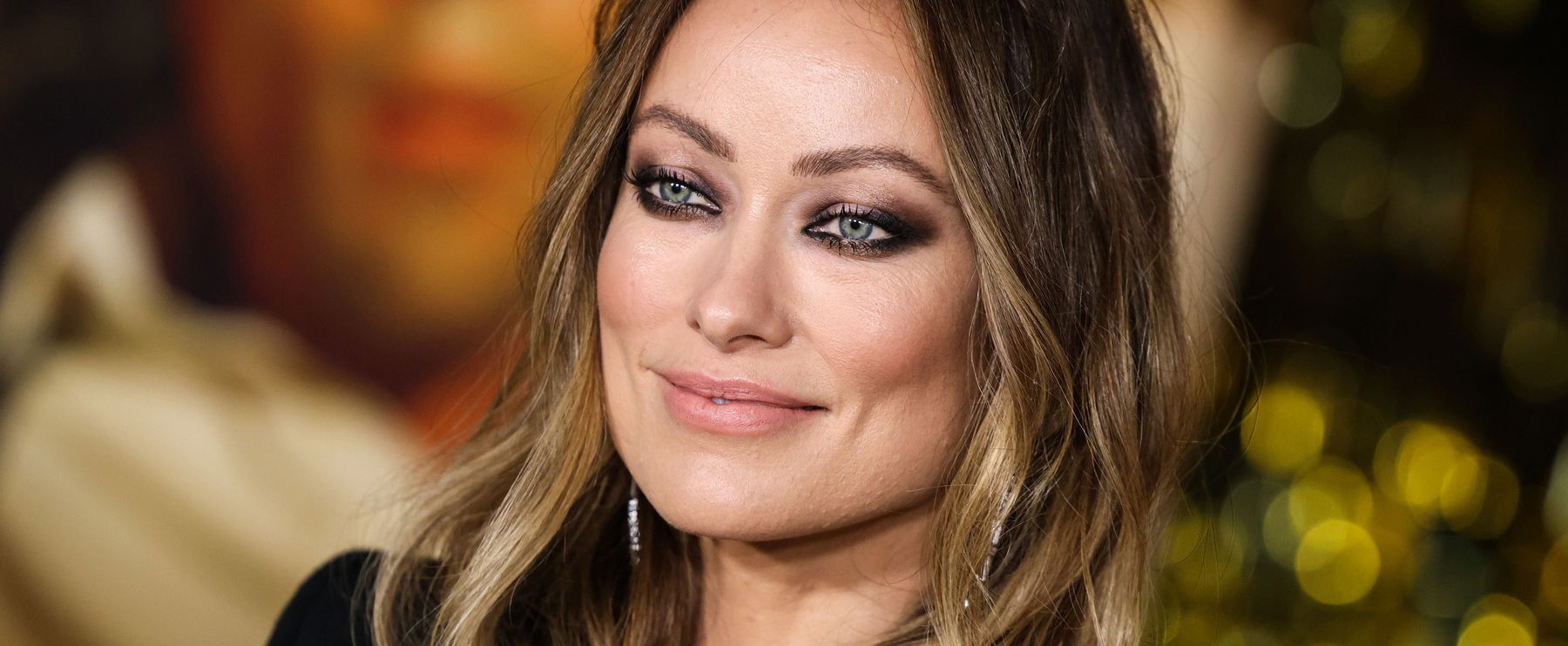 Pont ott feszül Olivia Wilde tökéletes testén a ruha, ahol kell - friss lesifotókon a hollywoodi szépség