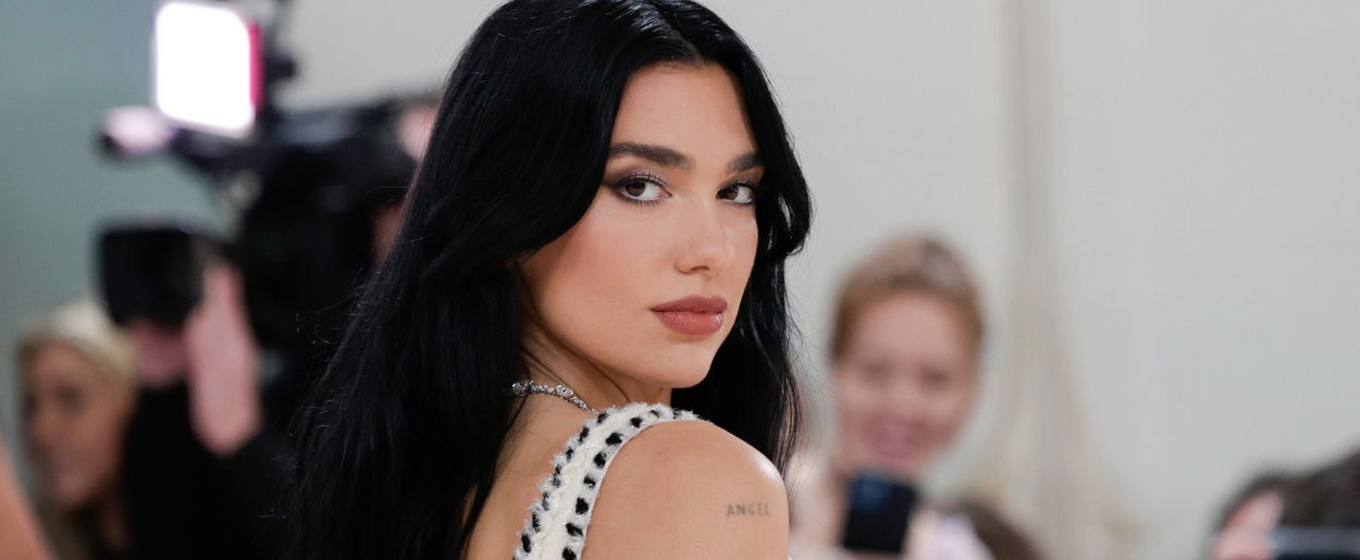 Dua Lipa harisnyájának látványával lehetetlenség betelni, szívdöglesztő a popsztár