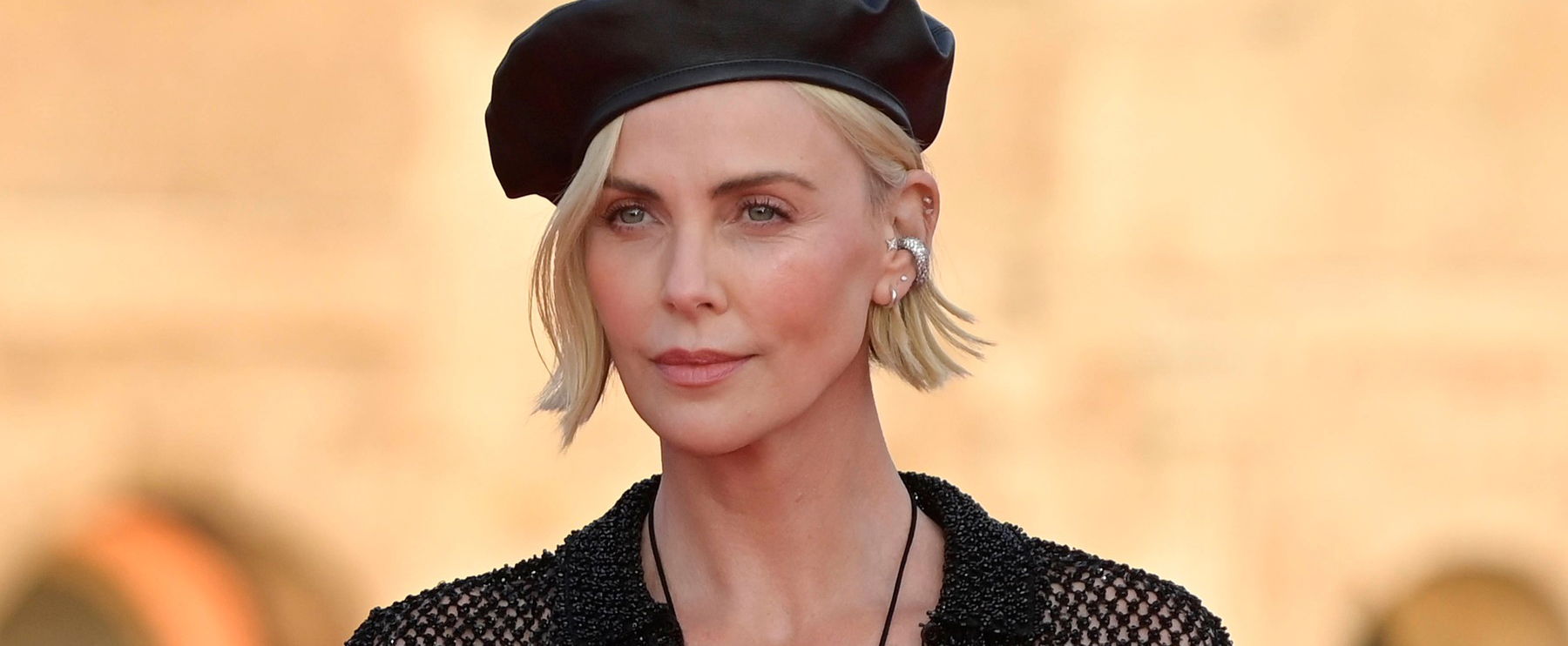 Lesifotók buktatták le Charlize Theront - Tényleg ezzel a jóképű modellel jött össze a színésznő?