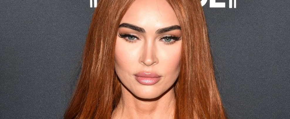 Alig takarja valami Megan Fox mellkasát, teljes mellbedobással érkezett egy eseményre a színésznő