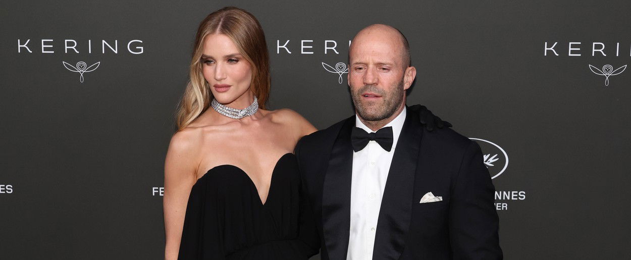 Jason Statham szerelme egy angyali szépség, aki ördögien jól néz ki - Friss fotókon a sztárpár