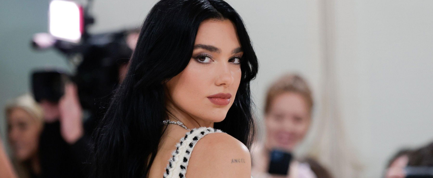 Dua Lipa éppen apró bikiniben sütkérezett, mikor egy lesifotós képeket készített róla