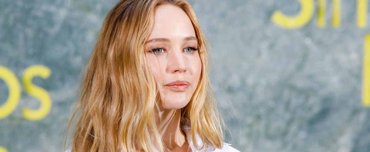 Jennifer Lawrence rövid szoknyában állt a kamerák elé, lehetetlenség volt nem őt nézni