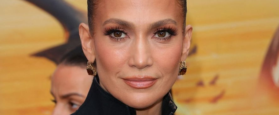 Jennifer Lopez brutális dekoltázzsal sokkolta az embereket, Ben Affleck büszkén feszített mellette