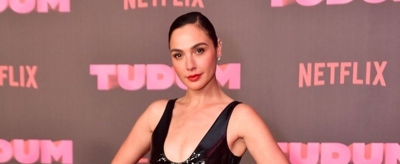 Gal Gadot olyan kivágott ruhát vett fel, hogy abba mindenki belepirul