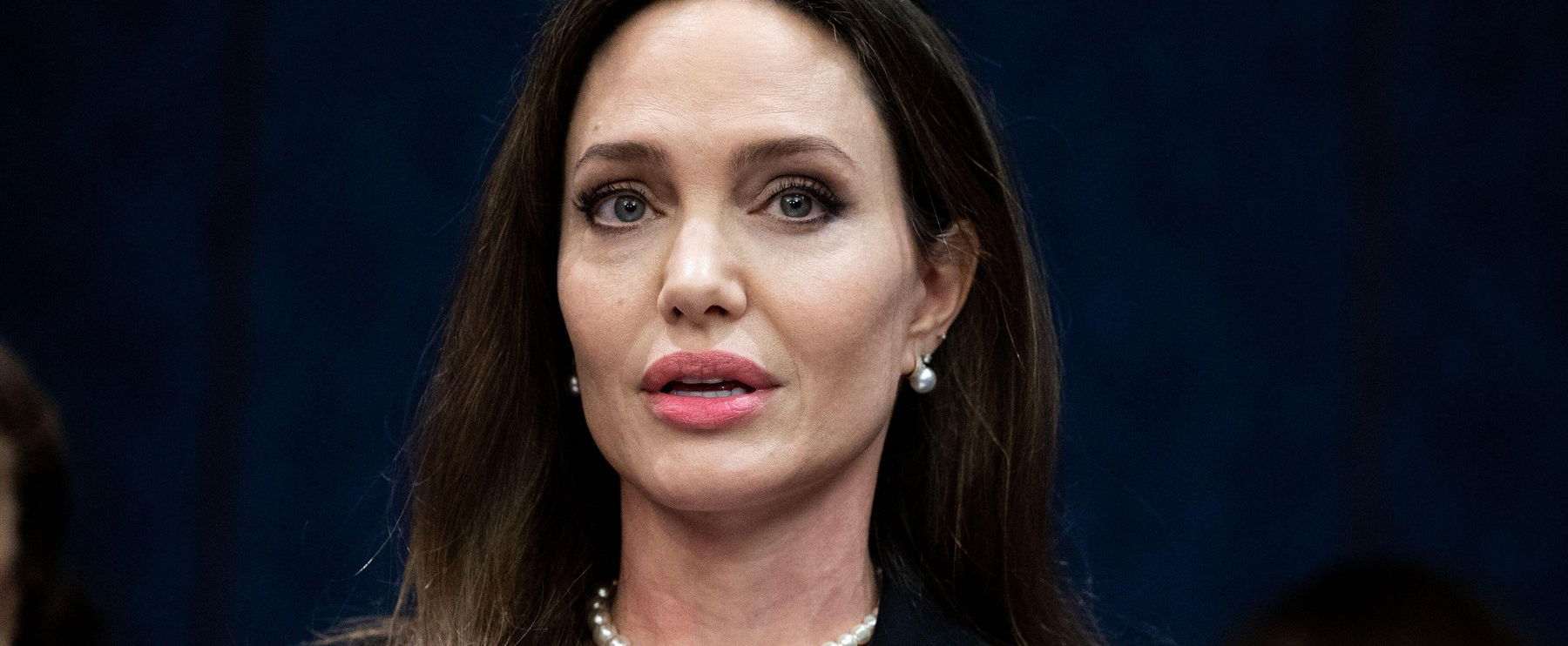 Angelina Jolie valóban így néz ki egy átlagos hétköznapon? Friss lesifotókon a színésznő