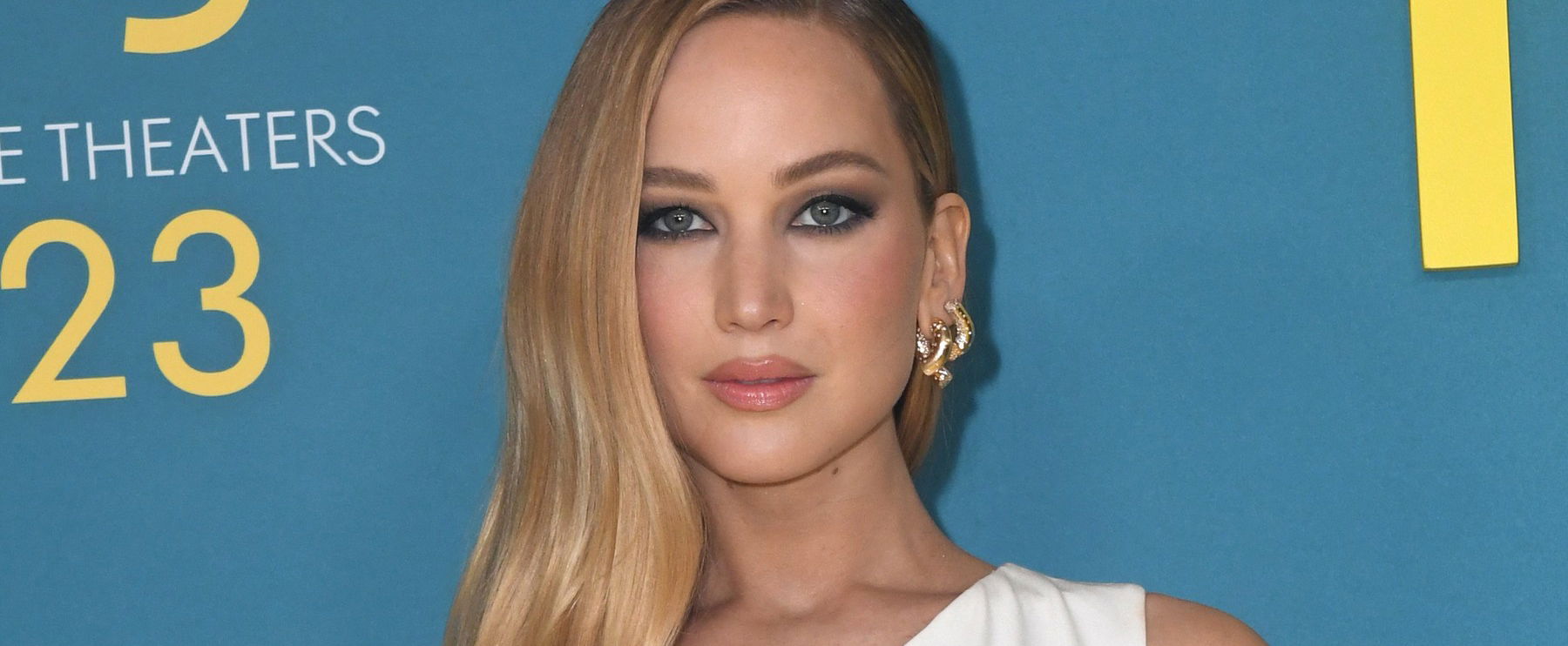 Jennifer Lawrence nyitott ruhában pompázott az utcán, egész New York lefagyott a szépségétől