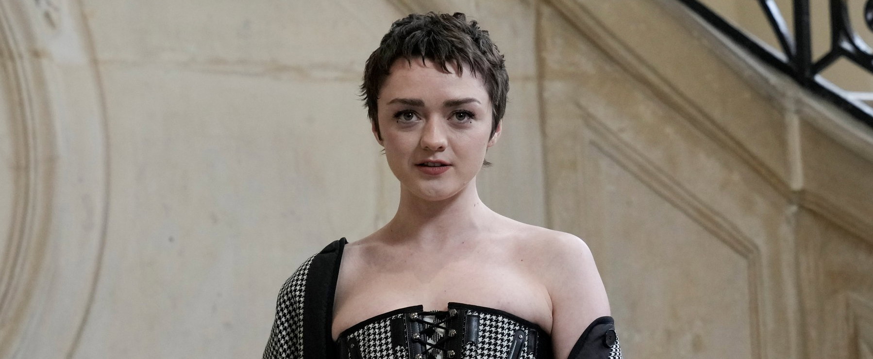 Alig takarja valami a Trónok harca sztárjának felsőtestét, extrém ruhában pózolt Maisie Williams