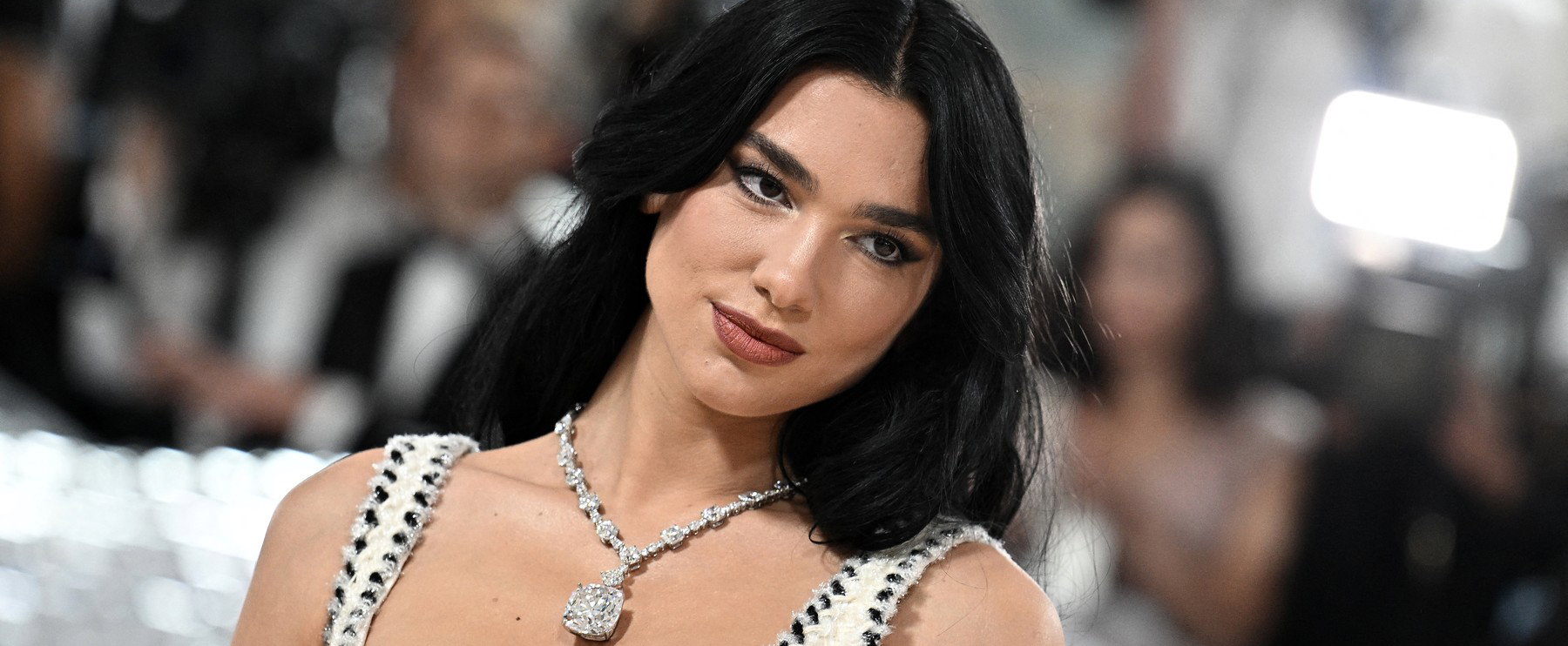 Dua Lipa bikinis fotói felforrósították az internetet, elképesztően néz ki a popsztár