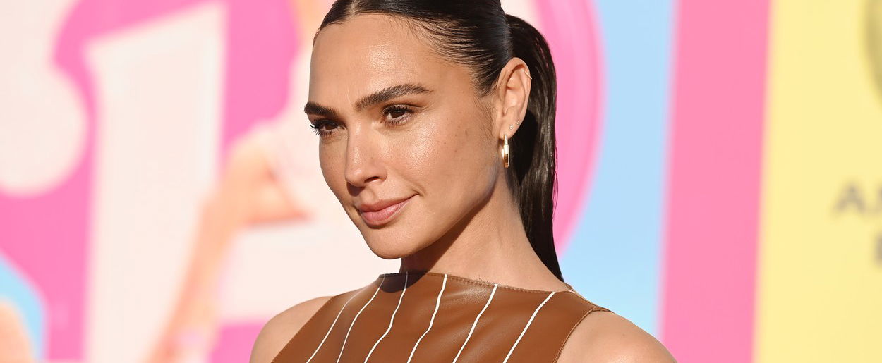 Gal Gadot elfelejtett felvenni melltartót a premierre, azonnal minden tekintet a Wonder Woman sztárjára szegeződött