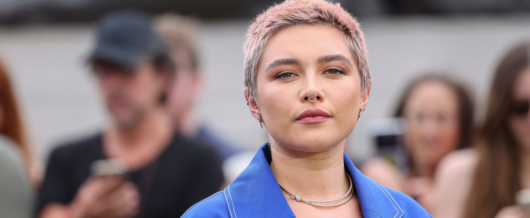 Florence Pugh melltartó nélkül pózolt a kameráknak, teljesen ellopta a show-t a szépségével