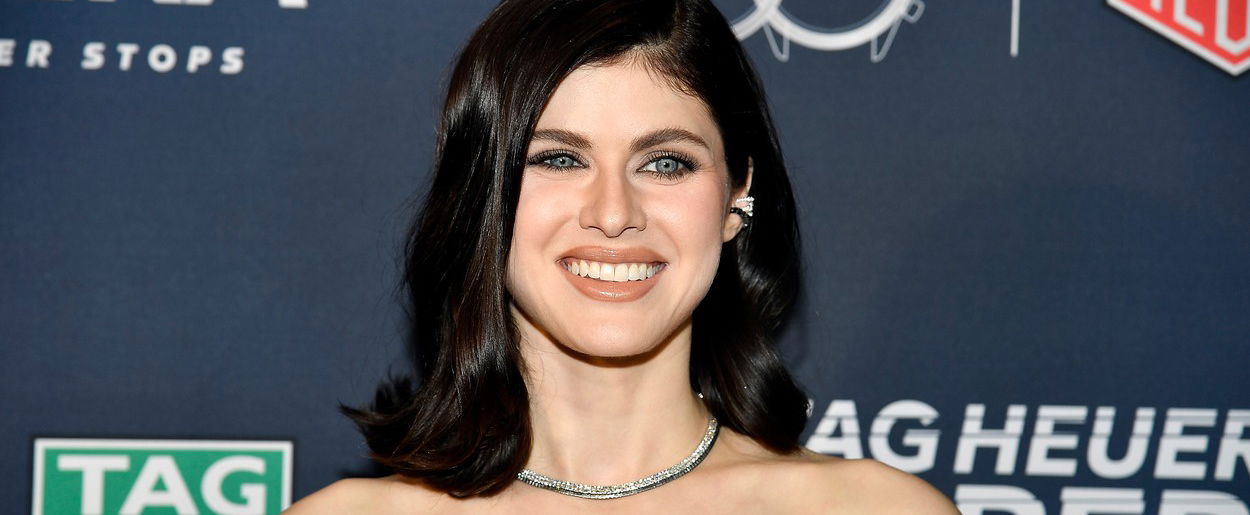 Alexandra Daddario mellei alig fértek el a szűk, áttetsző ruhájában