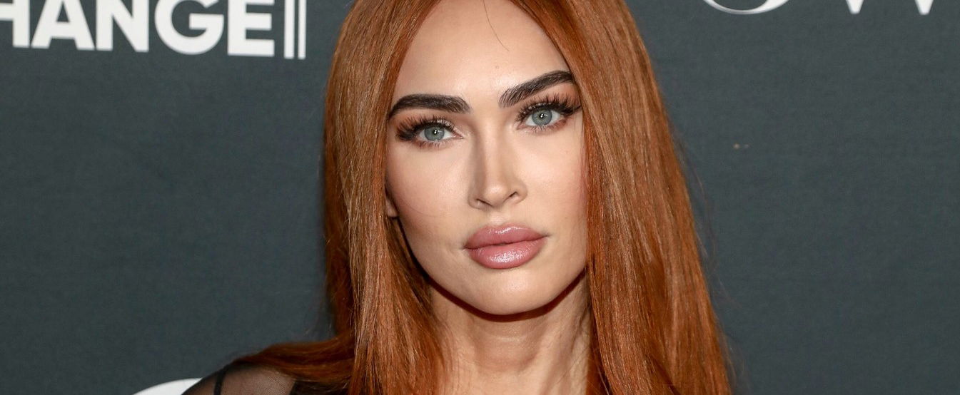 Megan Fox annyira áttetsző ruhát vett fel, hogy a kezével kellett takargatnia a melleit