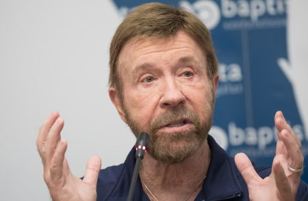 Chuck Norris egy magyar rendőrségi jelvényt szorongatott, a magyarok soha  nem felejtik a világsztár budapesti látogatását | Promotions.hu