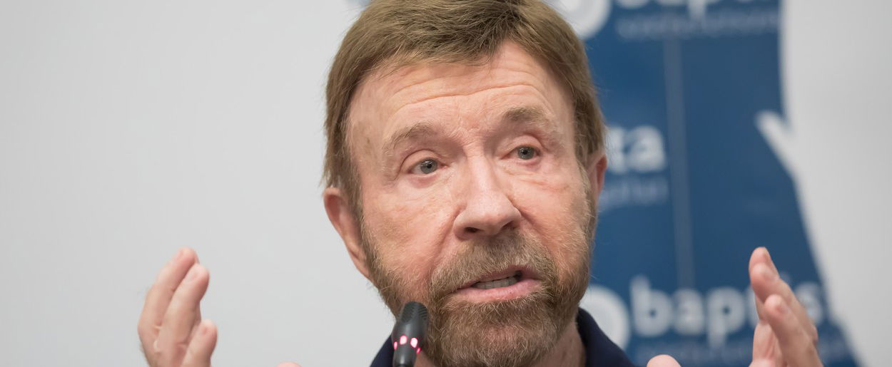 Chuck Norris egy magyar rendőrségi jelvényt szorongatott, a magyarok soha nem felejtik a világsztár budapesti látogatását 