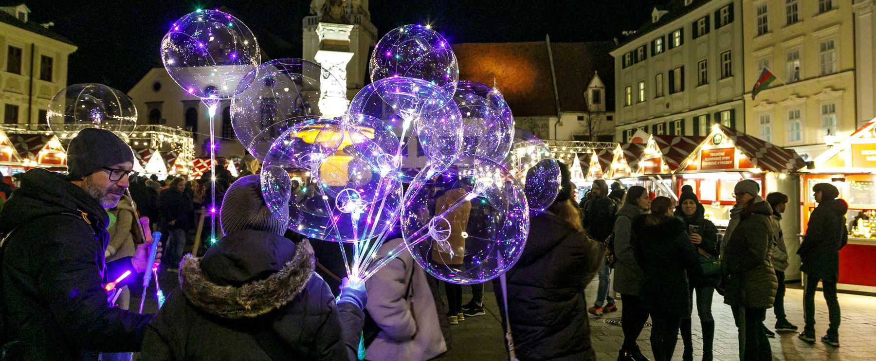 Megnyitotta kapuit a magyarok egyik kedvenc karácsonyi vására, elképesztő pompában díszeleg a főtér