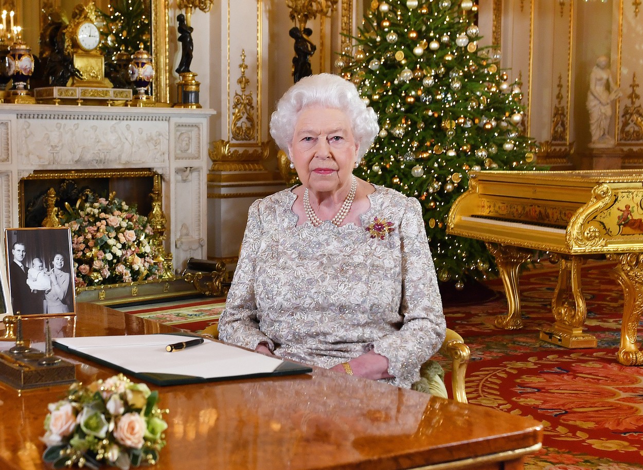 II. Erzsébet olyan fényűző körülmények között élt, mint senki más, soha nem látott fotók kerültek elő a Buckingham-palotáról 