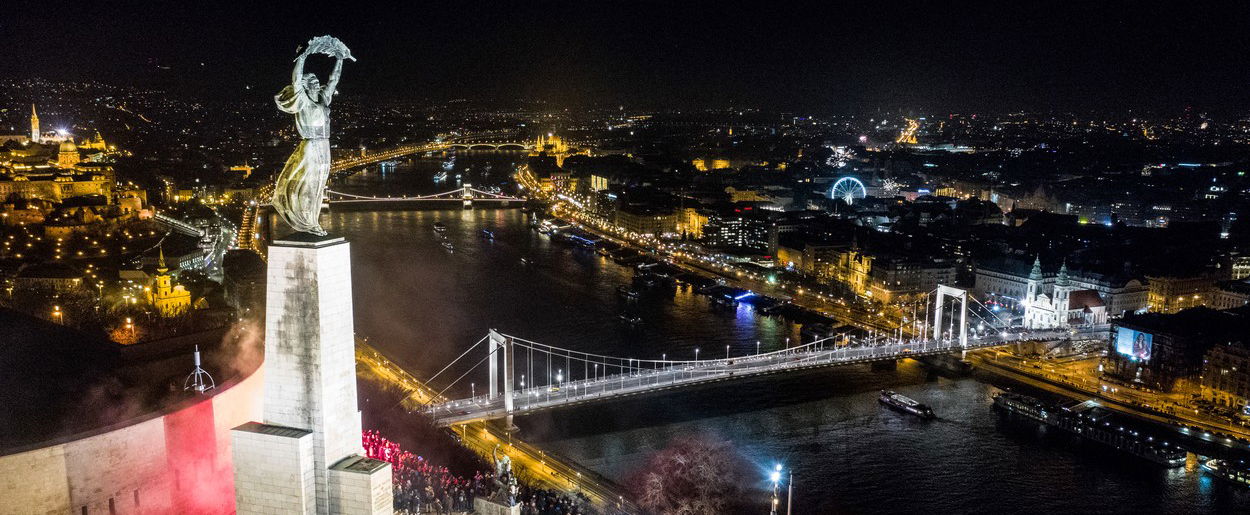 Különleges fotókon a szilveszteri díszekben pompázó Budapest, a magyarok bizony tudnak bulizni