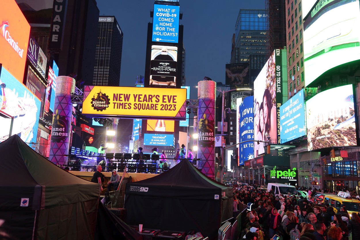 A jó helyért bepelenkázzák magukat az emberek: így néz ki a szilveszterkor a Times Square