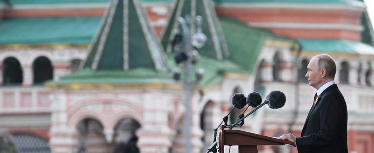 Katonai parádé Moszkvában, kínos, de kikerülhetetlen pillanatokkal